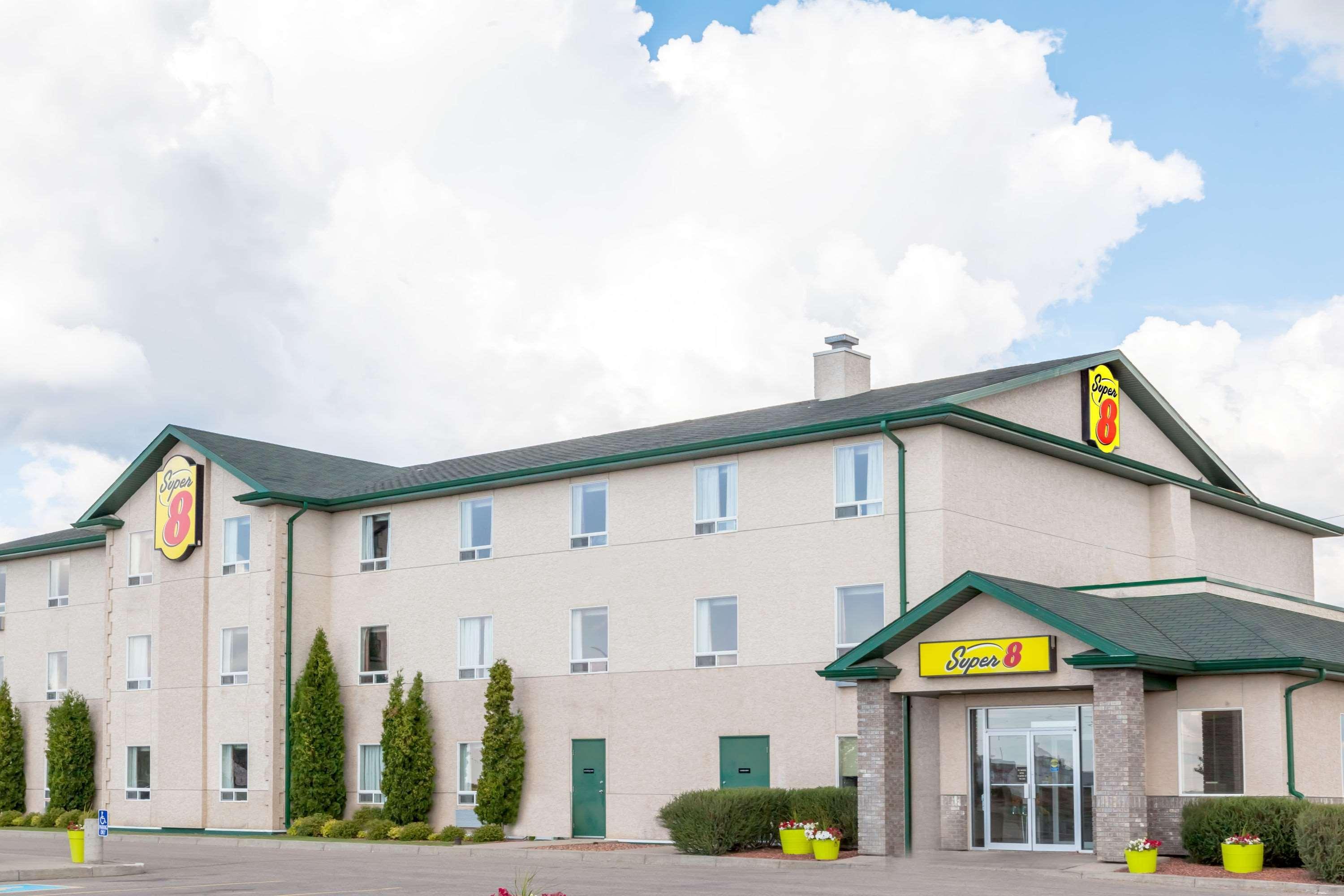 Super 8 By Wyndham Prince Albert Eksteriør bilde
